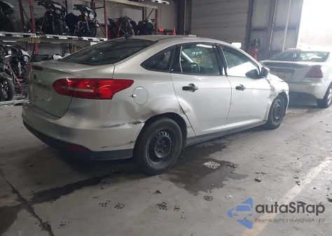 2018 Ford Focus S z USA, uszkodzony, nr VIN 1FADP3E20JL266357